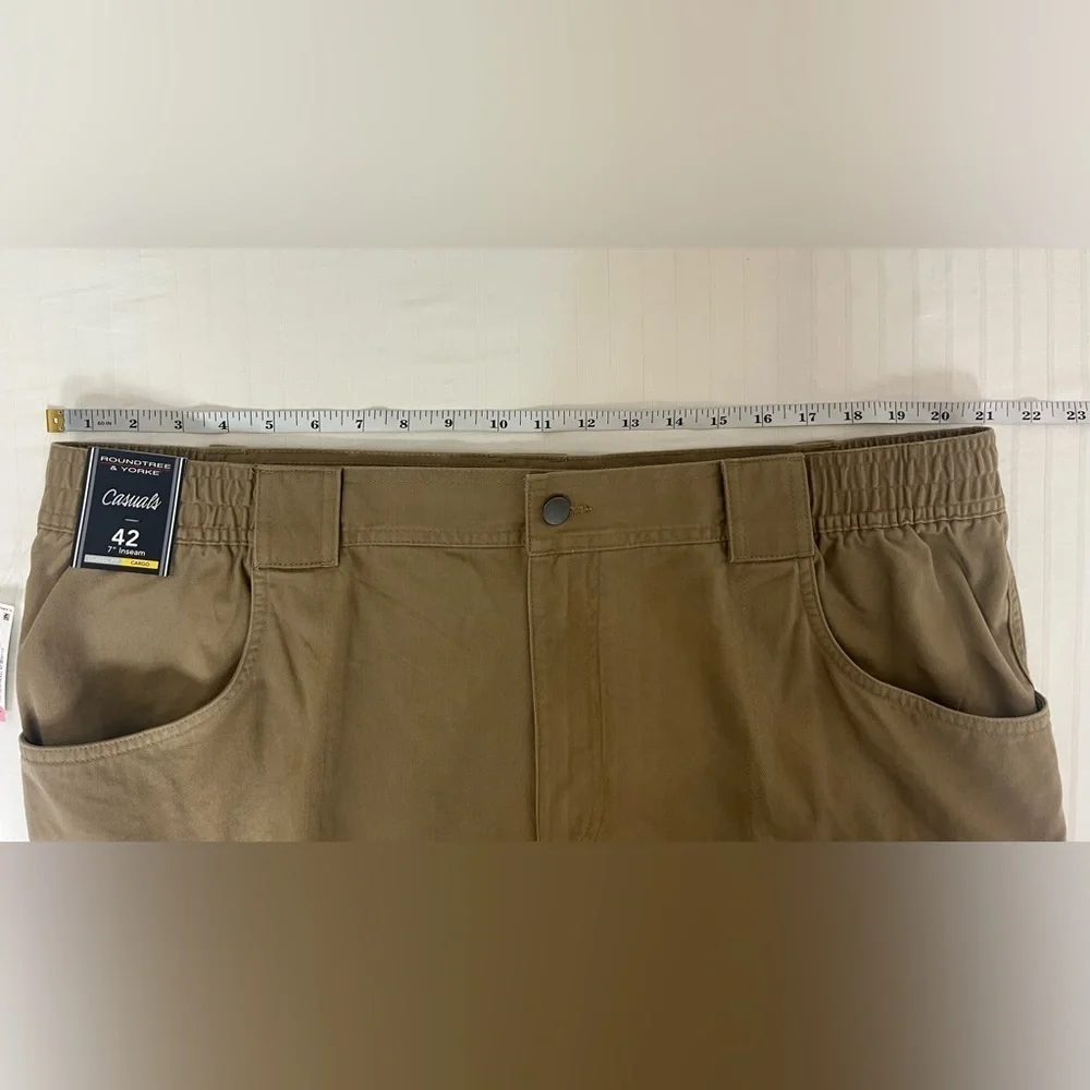NWT ROUNDTREE & YORKE CASUALS CARGO SHORTS TAN ELASTIC WAIST 42 T1